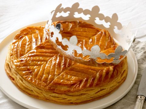 La Galette des Rois, un gâteau qui défie les lois du temps : sa longue histoire et sa recette. Bon appétit et vive le Roi… la Reine